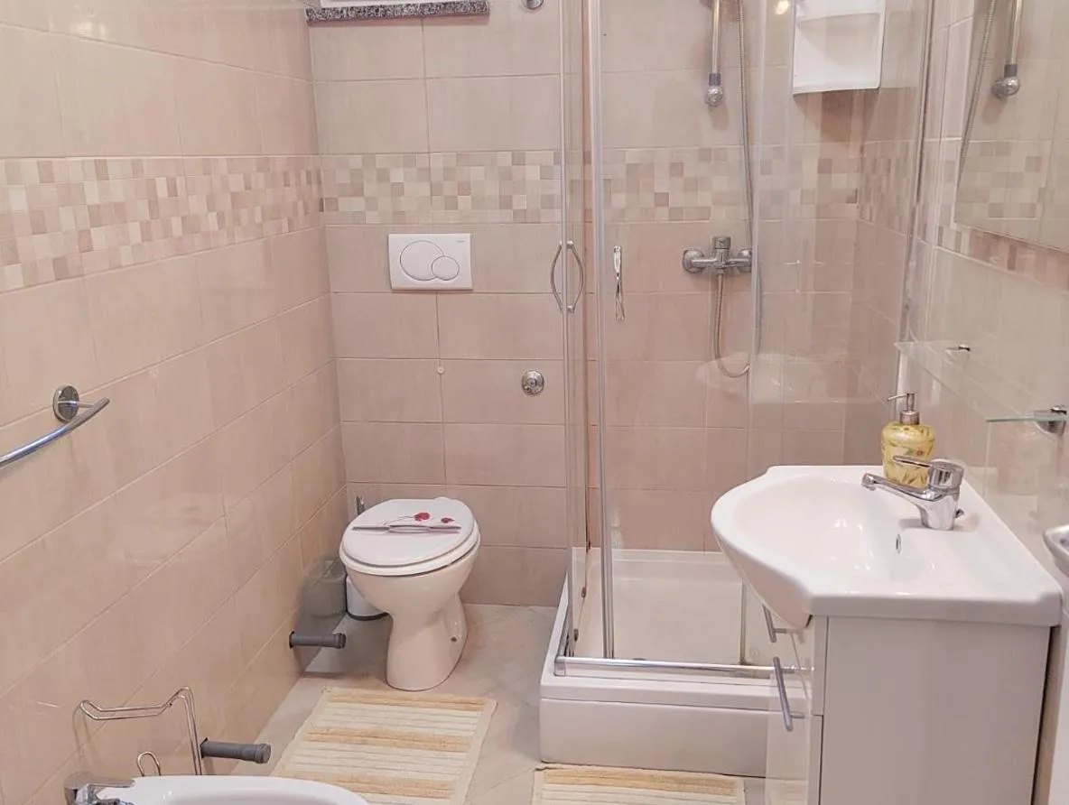 Kupaonica u bež tonovima s tuš-kabinom, WC-om i bideom